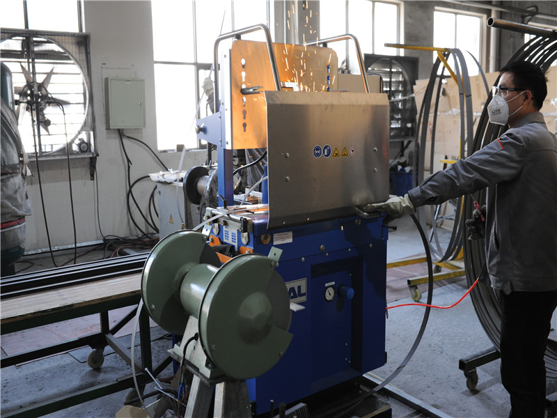 無錫鋸床生產廠家：碰到鋸床切割過程中材料切不正問題怎么辦？